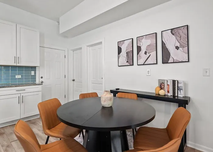 Apartment Dt Wicker Deluxe Sleeps 6 2-car Parking&laundry Chicago